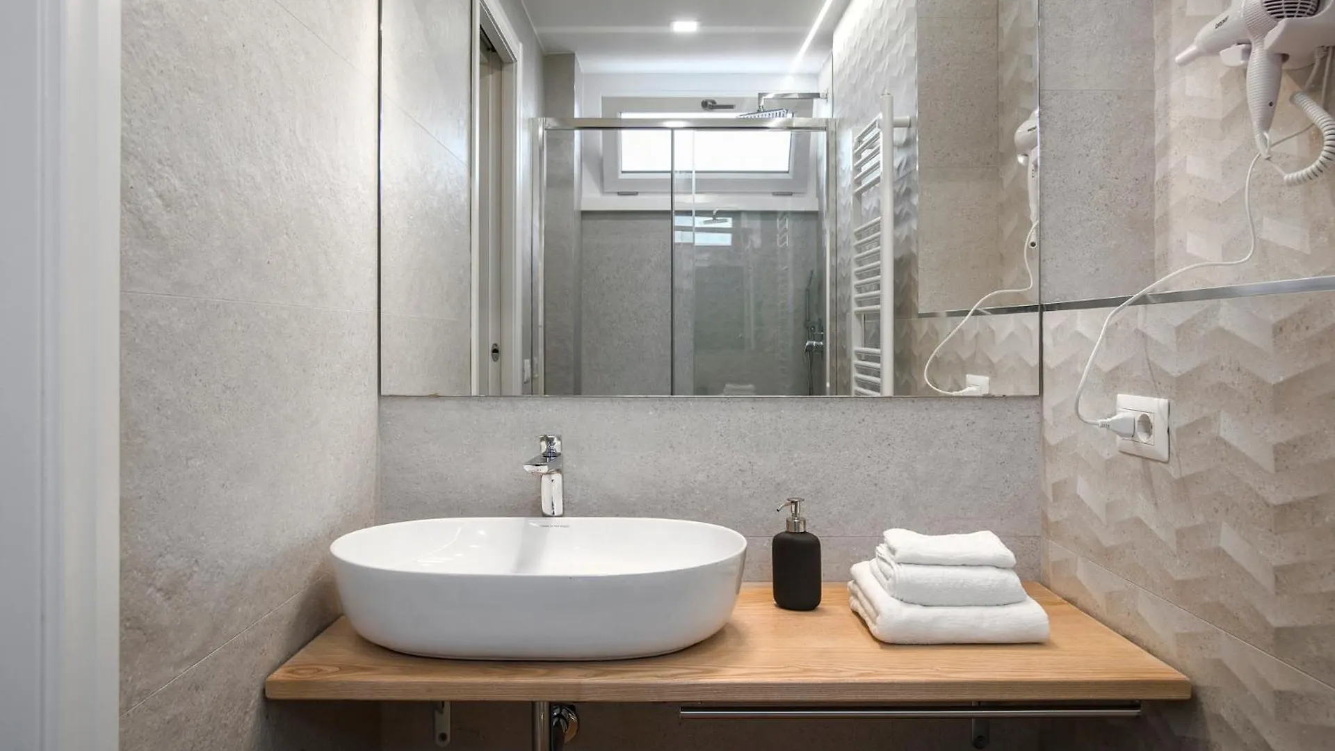 Raven Color Hotel Rome 0*,
