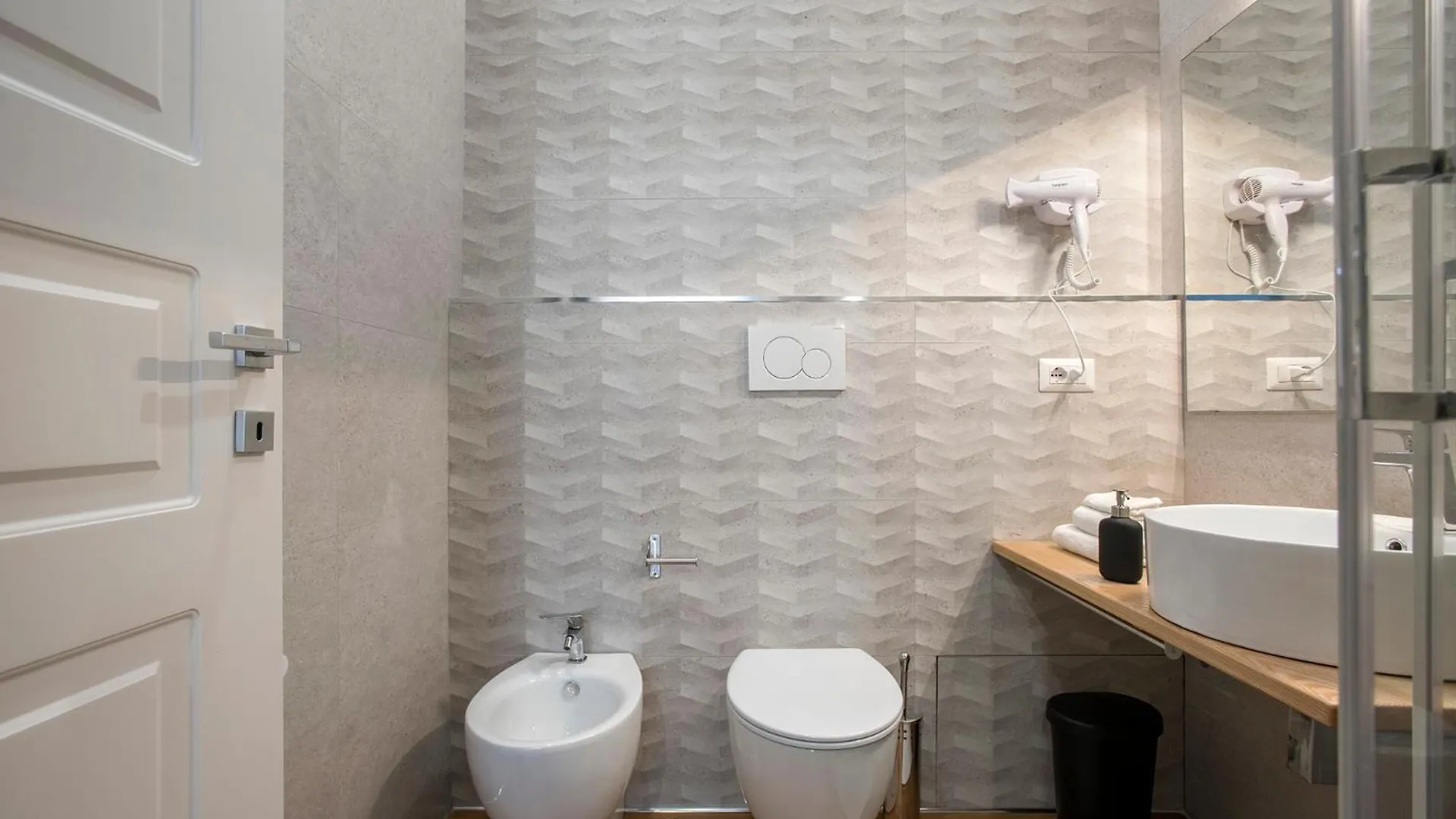 Raven Color Hotel Rome Italy